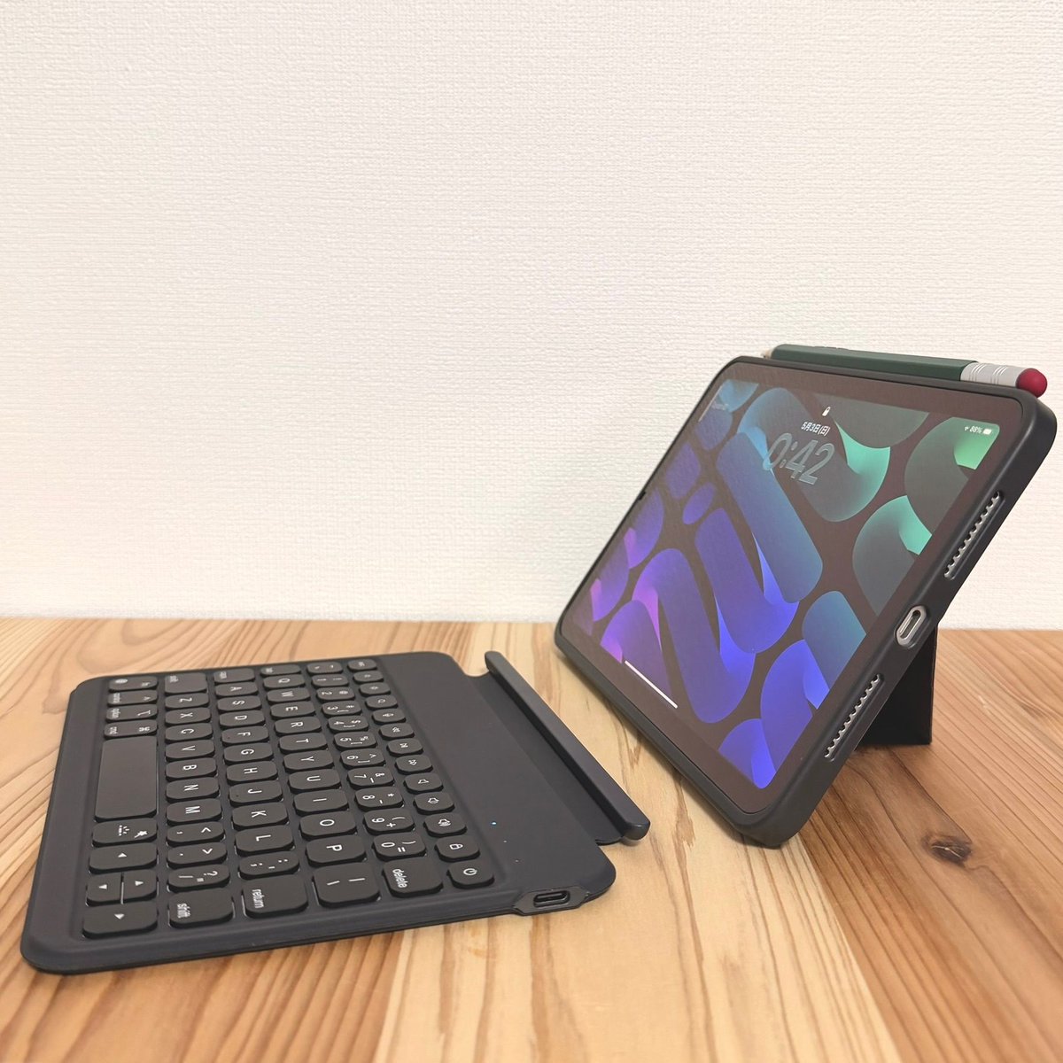 etsu_apple1's tweet photo. 断言しますが、iPad miniを「ただの板」にしておくのは損。仕事で使いこなせず泣いていた後輩にこれを教えたら、一瞬でPC代わりの最強マシンに変貌。156度調整スタンドと11個のショートカットキーで、カフェ作業が劇的に快適に。実は、トラックパッドがないからこそ実現できた「あるメリット」が.. https://t.co/CBh6AL2Pcq