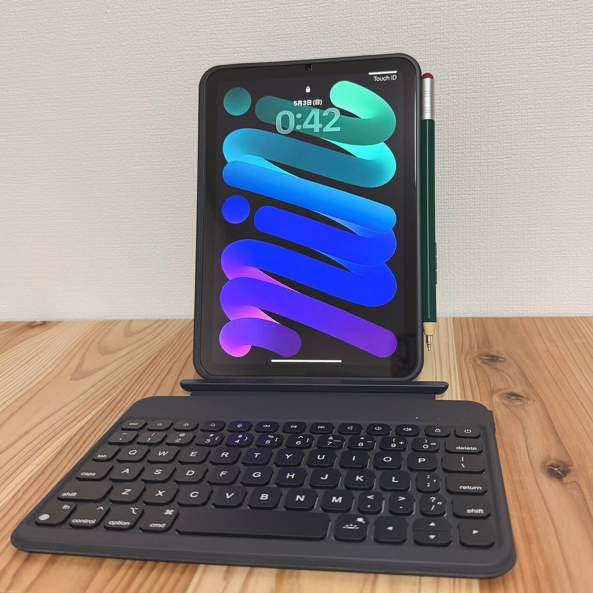 etsu_apple1's tweet photo. 断言しますが、iPad miniを「ただの板」にしておくのは損。仕事で使いこなせず泣いていた後輩にこれを教えたら、一瞬でPC代わりの最強マシンに変貌。156度調整スタンドと11個のショートカットキーで、カフェ作業が劇的に快適に。実は、トラックパッドがないからこそ実現できた「あるメリット」が.. https://t.co/CBh6AL2Pcq