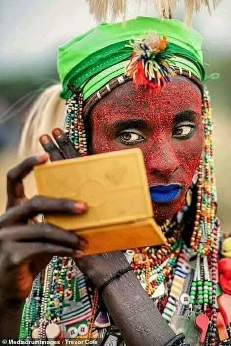 iamowoyinka's tweet photo. The Wodaabe men from Niger Republic 🇳🇪 believe that they are the most handsome set of men in the world and they always carry about mirrors.

Wodaabe culture prizes white eyes, white teeth and height as the pinnacle of beauty, so the men do brightly-coloured makeup and eyeliner to accentuate these features. They will often put feathers in their hair or wear elaborate headdresses to accentuate their height.

Beauty lies in the eyes of the beholder. Innit? 😁😂