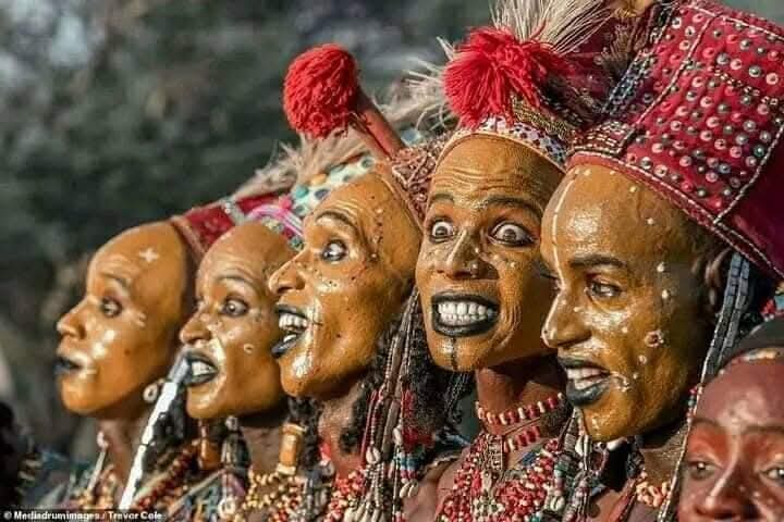 iamowoyinka's tweet photo. The Wodaabe men from Niger Republic 🇳🇪 believe that they are the most handsome set of men in the world and they always carry about mirrors.

Wodaabe culture prizes white eyes, white teeth and height as the pinnacle of beauty, so the men do brightly-coloured makeup and eyeliner to accentuate these features. They will often put feathers in their hair or wear elaborate headdresses to accentuate their height.

Beauty lies in the eyes of the beholder. Innit? 😁😂