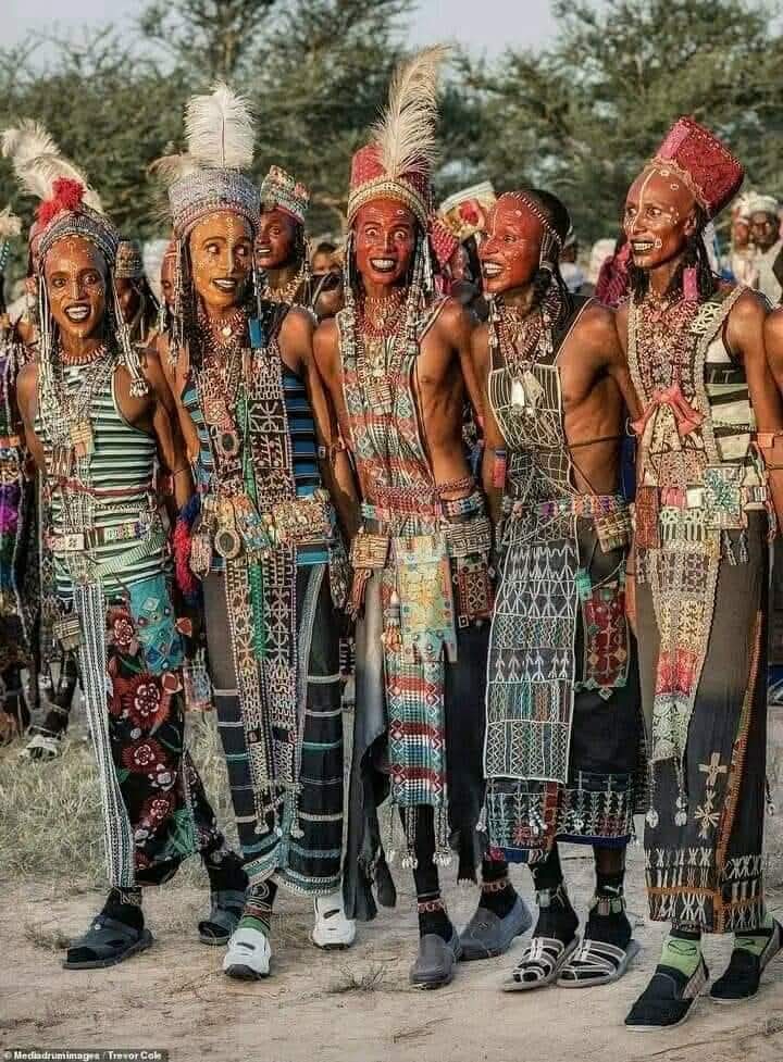 iamowoyinka's tweet photo. The Wodaabe men from Niger Republic 🇳🇪 believe that they are the most handsome set of men in the world and they always carry about mirrors.

Wodaabe culture prizes white eyes, white teeth and height as the pinnacle of beauty, so the men do brightly-coloured makeup and eyeliner to accentuate these features. They will often put feathers in their hair or wear elaborate headdresses to accentuate their height.

Beauty lies in the eyes of the beholder. Innit? 😁😂