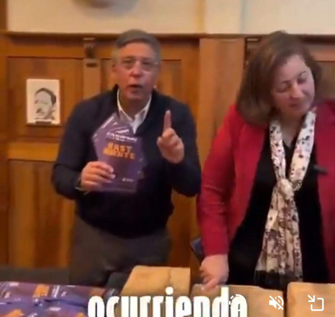 ___Pachi__'s tweet photo. Paulina Vodanovic  está a un post de decir que la del video dónde sale ella patrocinando los folletos contra  kast no era ella, si no que kramer. https://t.co/BTgtxfZAmA