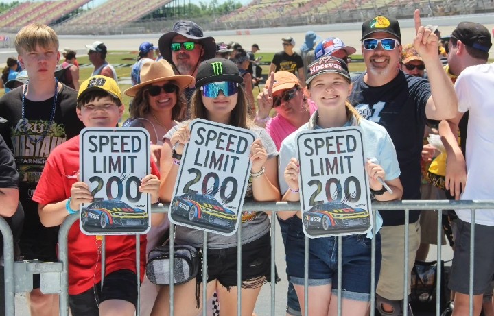 HearOurCity's tweet photo. @NASCAR at Michigan International Speedway
We have completed 95 laps of 200 at #FirekeepersCasino400 on Sunday at Michigan International Speedway in Brooklyn, Michigan. @MISpeedway
#Michgan #mispeedway #Detroit #racefans https://t.co/Lmuh583rji