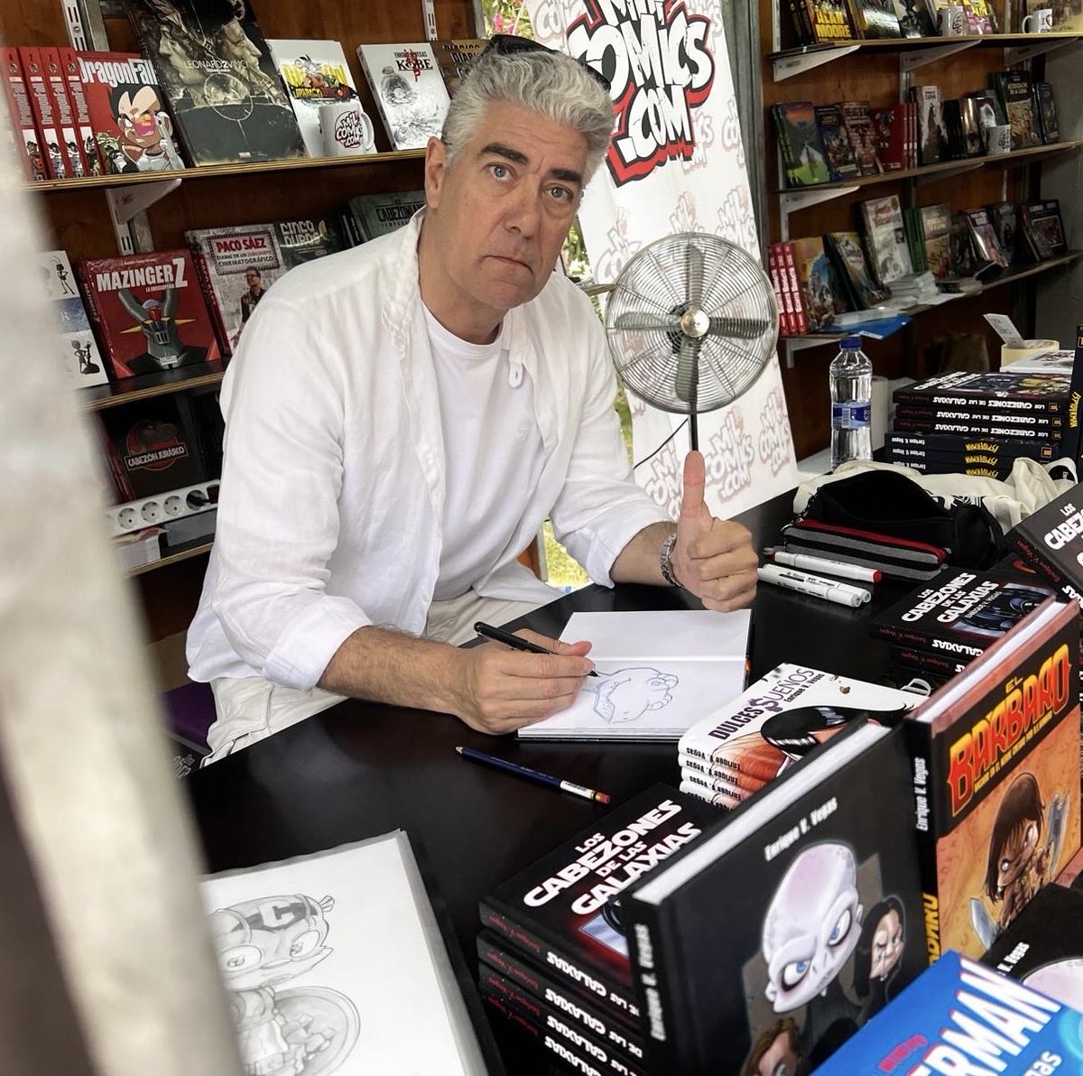 MILCOMICS's tweet photo. Se acabó la Feria del Libro... y no os vamos a engañar: nos hemos quedado un poco bastante agotados  😅
Pero ha merecido la pena porque nos llevamos un montón de recuerdos súper bonicos, firmas con dedicatorias increíbles, muchas risas y momentos muy especiales compartidos con vosotros 😊
Qué suerte haber contado con tantos autorazos estos días y con todos vosotros, que os habéis pasado a vernos, charlar, curiosear y llevaros algún cómic que otro para casa 🤗❤️
Gracias por acompañarnos una vez más en esta pequeña aventura y por hacer que esta Feria del Libro haya sido tan especial.
¡Nos vemos en MILCÓMICS!  🤗🤗