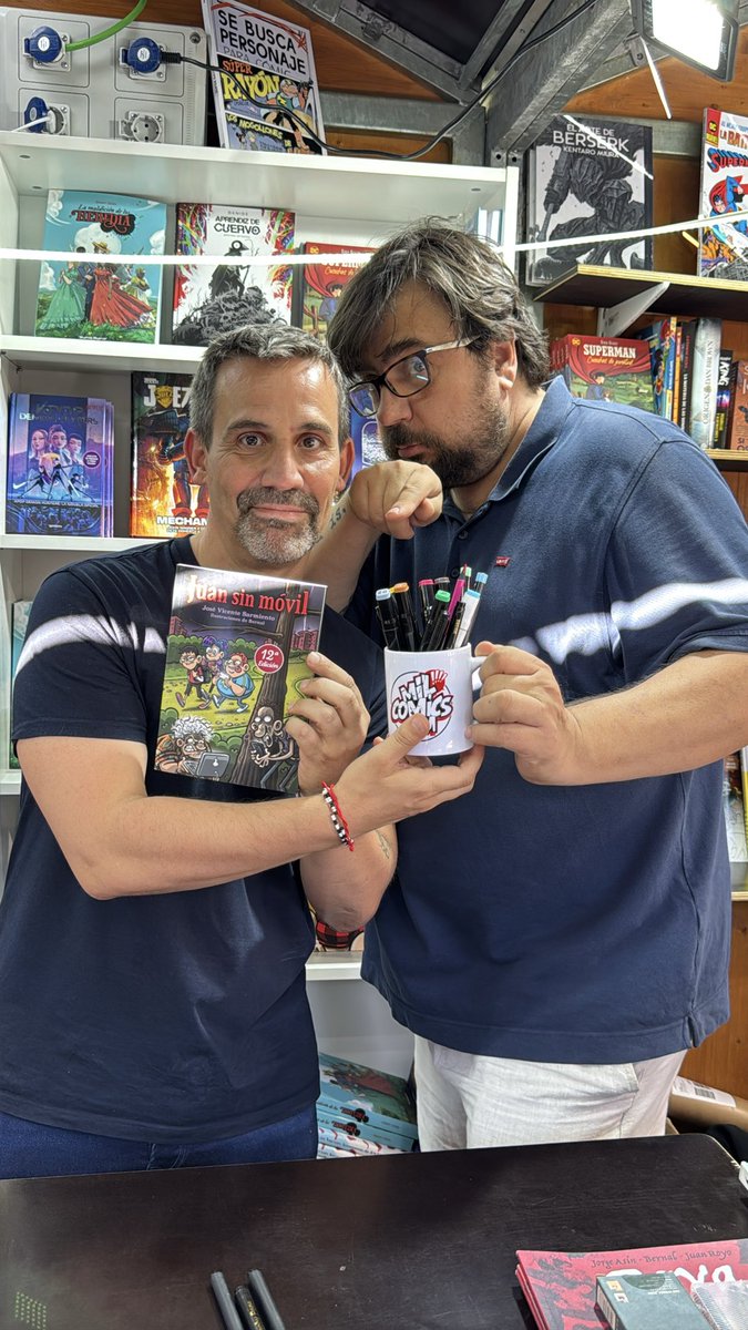 MILCOMICS's tweet photo. Se acabó la Feria del Libro... y no os vamos a engañar: nos hemos quedado un poco bastante agotados  😅
Pero ha merecido la pena porque nos llevamos un montón de recuerdos súper bonicos, firmas con dedicatorias increíbles, muchas risas y momentos muy especiales compartidos con vosotros 😊
Qué suerte haber contado con tantos autorazos estos días y con todos vosotros, que os habéis pasado a vernos, charlar, curiosear y llevaros algún cómic que otro para casa 🤗❤️
Gracias por acompañarnos una vez más en esta pequeña aventura y por hacer que esta Feria del Libro haya sido tan especial.
¡Nos vemos en MILCÓMICS!  🤗🤗