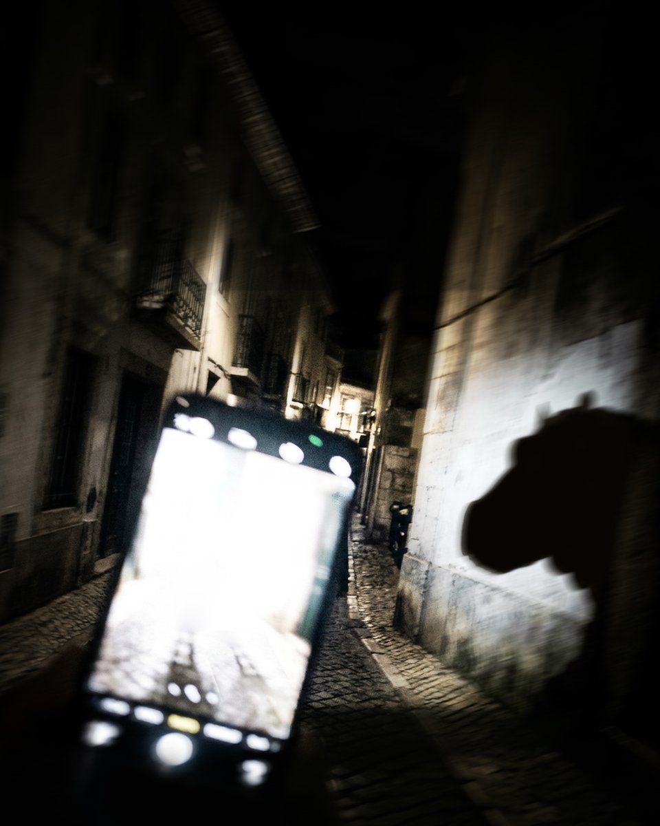 cinemundo_pt's tweet photo. não faço ideia do que vi. virou a esquina mesmo à minha frente e eu pus-me a correr. esta foi a única foto que consegui tirar e nem se percebe bem. juro que não está editada. anda mais alguém a ver coisas estranhas em lisboa à noite ou sou só eu??

#Lisboa #Hungry4ToneladasdeRaiva #Portugal
