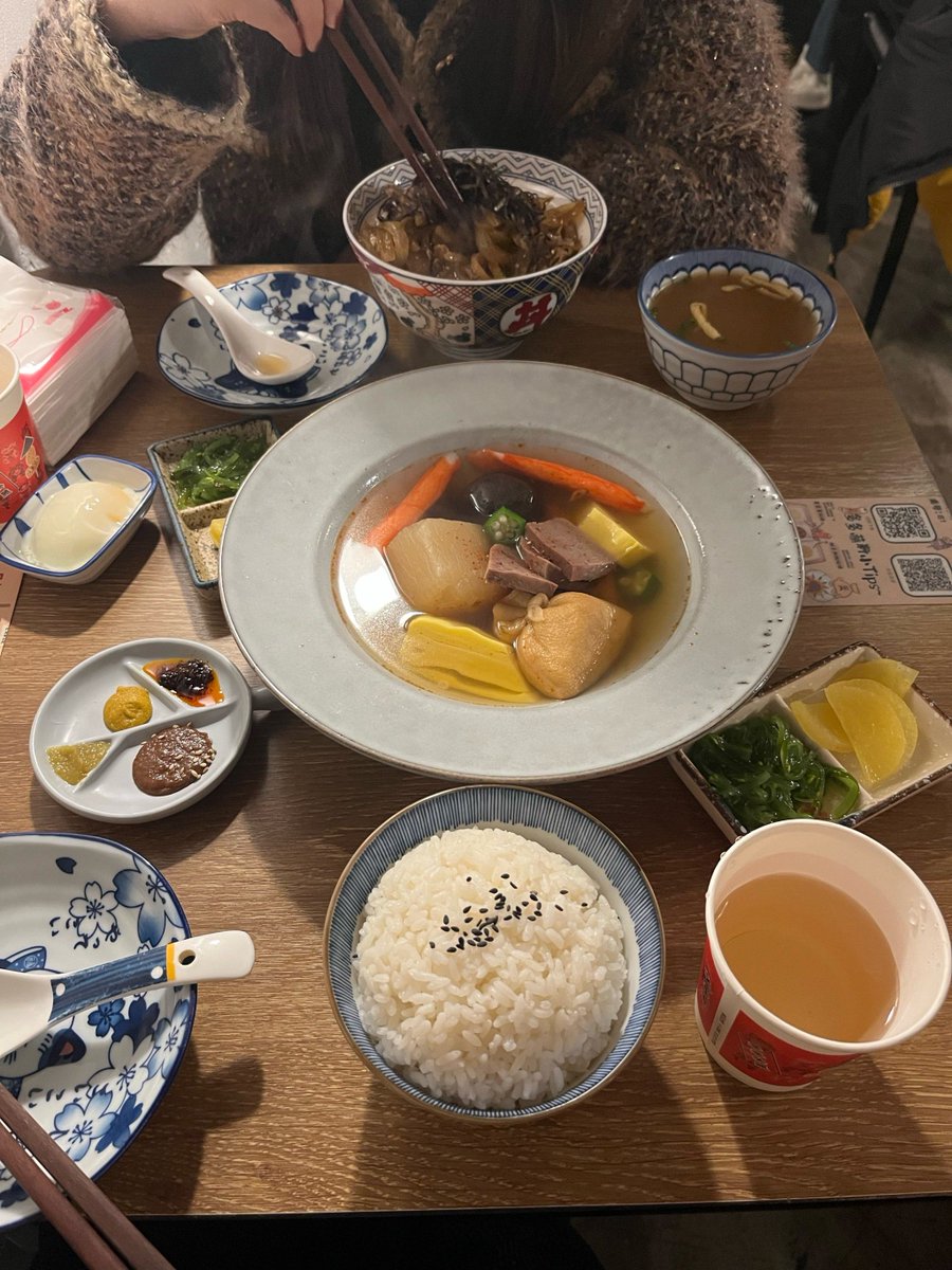 x_Chantelle_M_1's tweet photo. 凌晨一点的小食堂，热气裹着酱油香，煮得软嫩的关东煮冒着细汗，暖到胃里最软的地方。 https://t.co/o4taccYiK3