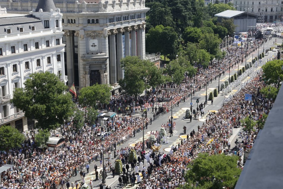 Cooperativa's tweet photo. [Fotos] El papa reunió a 1,2 millones de católicos para una misa en la Plaza Cibeles de Madrid https://t.co/idgsGokxnl https://t.co/intYKWUndC