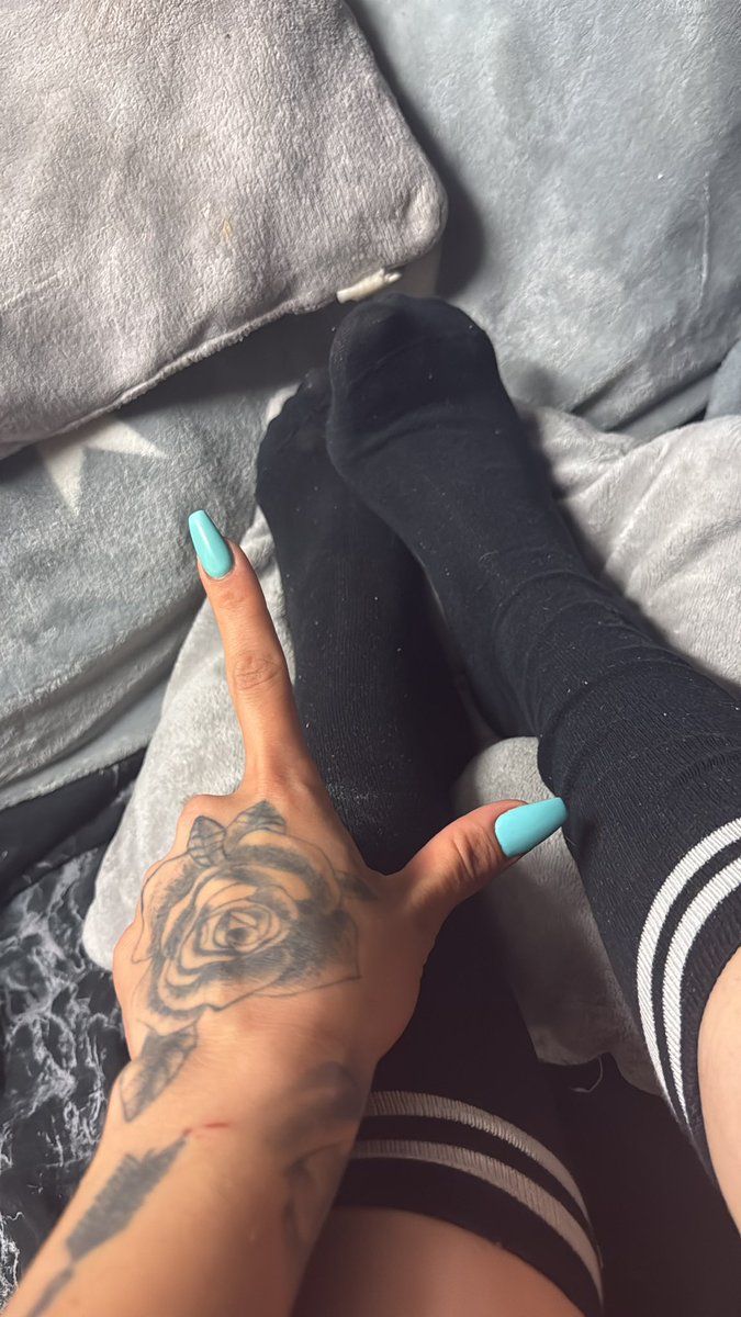 herrinloreen's tweet photo. Wie gerne würdest du da jetzt runter liegen?☝🏼🧎und jetzt mach die nützlich ab in meiner dm und bestell dir ein paar Socken.#findom #Herrin #Geldherrin #finsub #sklave #Loser #Geldschwein #findomslave #Geldsklave  #füsse #fussfetisch #goddess #cash #fußvolk 
#zahlsau #zahlsklave https://t.co/nD3wS2YVJE