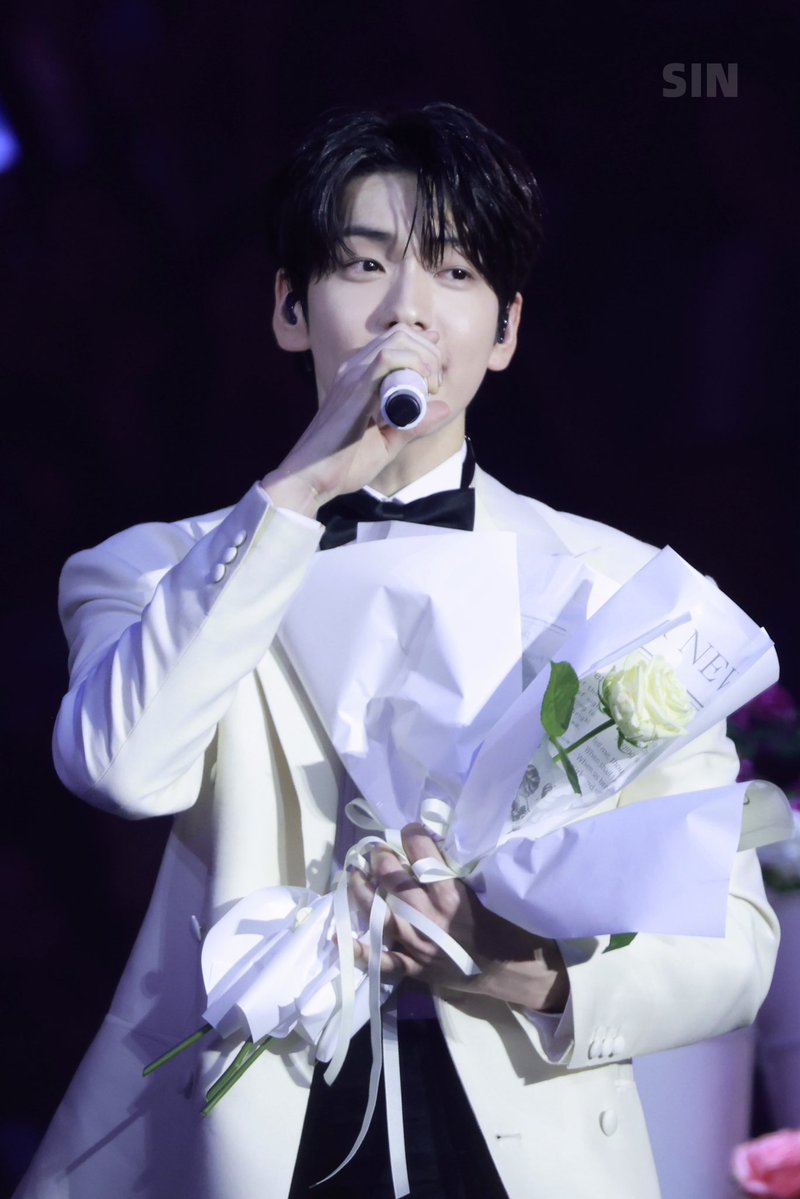 ra1sin81's tweet photo. 260607 💐🤍

#SOOBIN #수빈 #スビン
#txt  #TOMORROW_X_TOGETHER 
#투모로우바이투게더 https://t.co/WYnzREz9pT