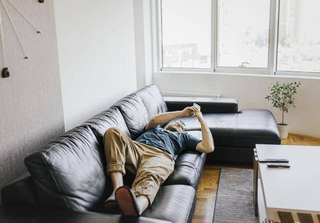 Pivotking's tweet photo. Just spent 20 mins tidying the messy couch, and now it’s cozy enough to curl up with a hot drink https://t.co/sSqcZDZSJ5