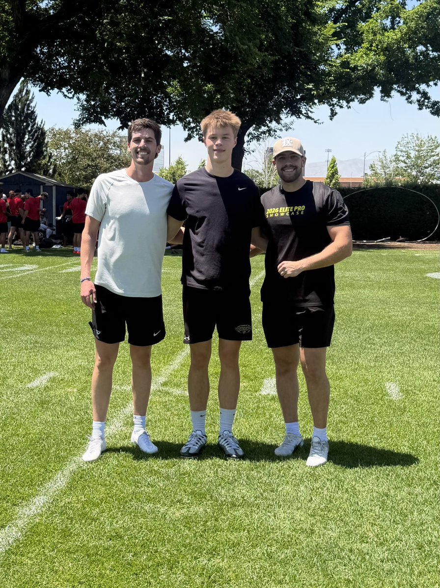 DettmanBrock's tweet photo. It was great to snap for @wtferrin and @loganburke9199 as they were getting ready for their NFL camps! 
@CoachJacobsonTJ @RogueKicking 
@TheChrisRubio https://t.co/B9H1AcAunX