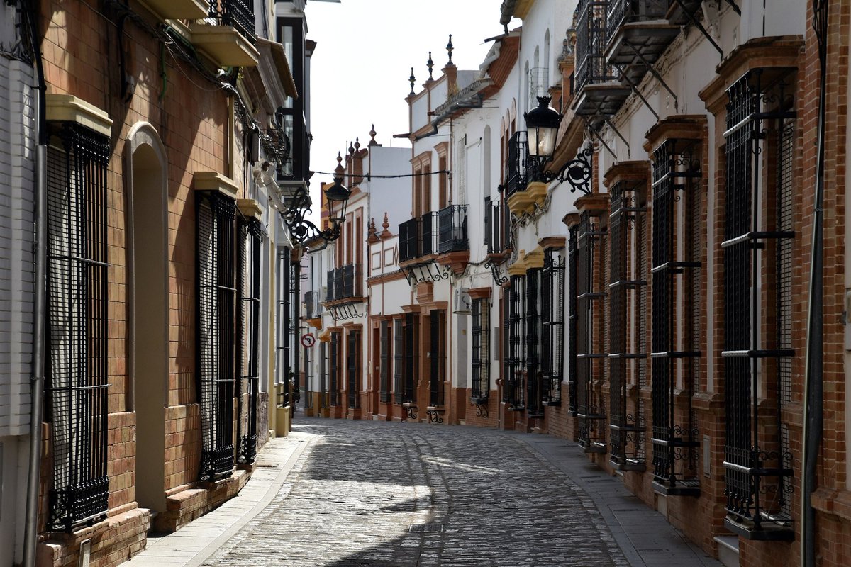 alqsar's tweet photo. El director Manuel Summers eligió las calles de La Palma del Condado para rodar "La niña de luto" en 1963, con Alfredo Landa y María José Alfonso. El filme compitió en el Festival de Cannes.

ES - HUELVA - LA PALMA DEL CONDADO
La Palma del Condado # 202605
https://t.co/qJUrOvrj10 https://t.co/vDuEvE8kSW