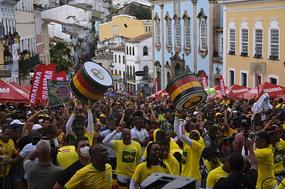 JogoVivoNews's tweet photo. Galvão Bueno 'tira' Olodum da Globo e leva banda baiana para jogos do Brasil no SBT

Tradição das transmissões de jogos da seleção brasileira desde 2002, o Olodum vai trocar de emissora na Copa do Mundo deste ano. O grupo de axé baiano vai participar do pré-jogo do Brasil no SBT e não na Globo, como aconteceria até então.

O Olodum vai instalar telões no Pelourinho, bairro histórico de Salvador (BA), e vai interagir com Galvão de lá. A estreia acontece no sábado (13), com Brasil x Marrocos.

Via: @folha / @sitef5 / @bielvaquer

📷SBT / 📷Jornal Correio