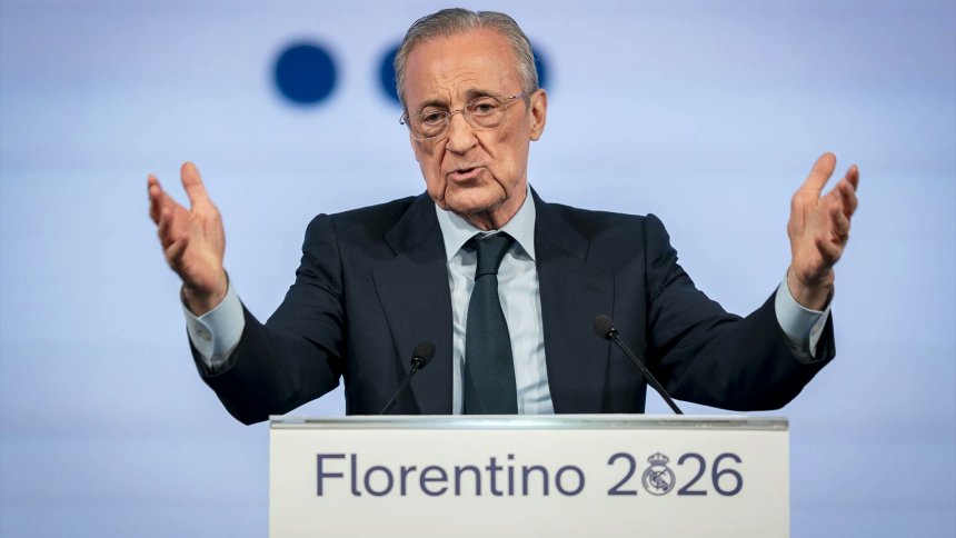Sergivalentin_'s tweet photo. SE CONCRETA LA JUGADA MAESTRA DE FLORENTINO PÉREZ

---------------------
Sale reforzado cuando estaba en su peor momento. 

La segunda temporada en blanco (en fútbol) es cosa ya del pasado. Parece que sucedió hace muchísimo tiempo no? Y eso es gracias al inteligente movimiento de Florentino Pérez que ha hecho un 2x1: sale reforzado cuando peor estaba, cuando tenía todo tipo de críticas que eran logicas. Y encima gana dos años más en la presidencia. 

Tengo clarísimo por qué convocó elecciones. Lo de que vienen a robar el Madrid es mentira, como algunas de las que lanza Riquelme de Florentino eh. Os voy a contar una cosa. Esto es información. 

Florentino tiene uns persona de confianza que está cerca del círculo de Riquelme y sabía que se estaba preparando una fuere posición como se ha demostrado en estas elecciones. Te podrá gustar o no la campaña o el perfil de Riquelme, pero ha pasado de ser un desconocido a ser conocido por todos en dos semanas. Ha hecho una campaña muy poderosa. El Hormiguero, Jordi Wild.... ha estado con muchos socios, ha conseguido convencer a leyendas madridistas... ¿Os imagináis que podría hacer preparado para las elecciones que estaban programadas? Habria tenido una propuesta más sólida. Ha flaqueado en el entrenador y los fichajes por algo lógico, por falta de tiempo para reaccionar. Si casi no consigue los avales!! 

Florentino sabía del potencial de Riquelme y por eso convocó elecciones. No lo ha hecho por el Real Madrid. Lo ha hecho por él.

Es una jugada que se basa en una mentira, en busca de un beneficio personal, pero es una jugada brillante.