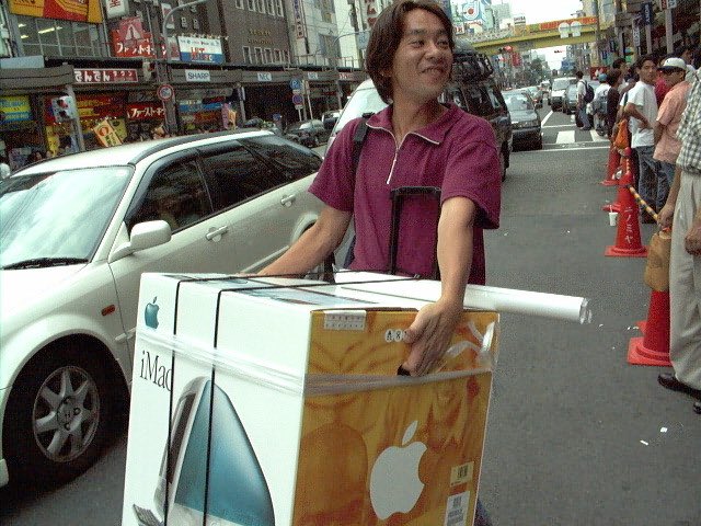 OldInternetFeel's tweet photo. iMac release day in Japan https://t.co/1vVvU3AUB7