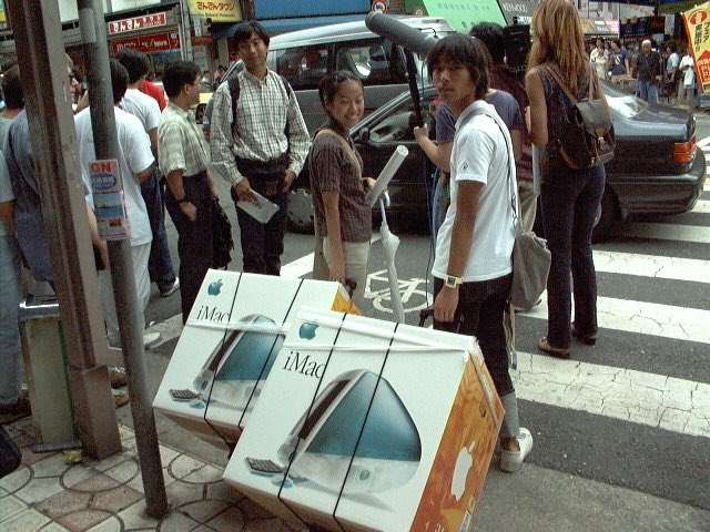 OldInternetFeel's tweet photo. iMac release day in Japan https://t.co/1vVvU3AUB7