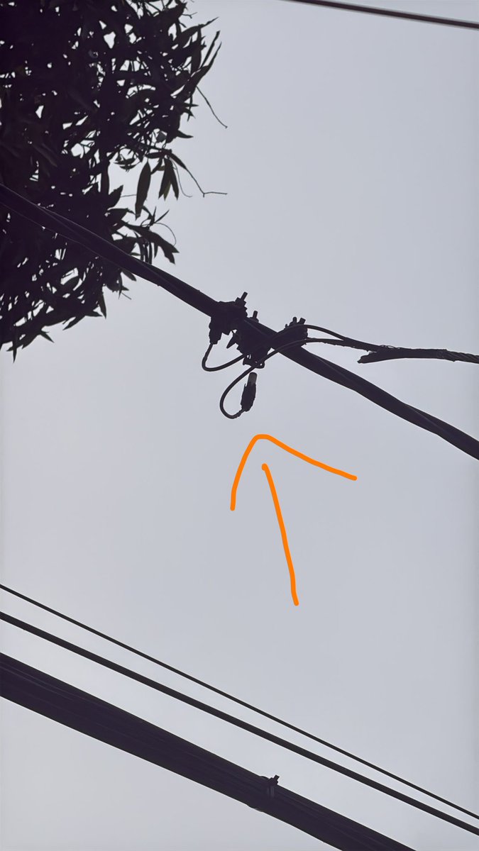 emelyulee_'s tweet photo. @CNEL_EP NO SIRVE SU LÍNEA para reclamos 
Se ha desconectado afuera un cable justo el de mi domicilio y estoy sin luz por favor acérquense urgente ): yo tengo dos niños pequeños una tiene 10 meses , no puedo estar sin luz la comida de la refri se me va a dañar!
SAUCES 3 Mz 194 https://t.co/v0lOEat1BH