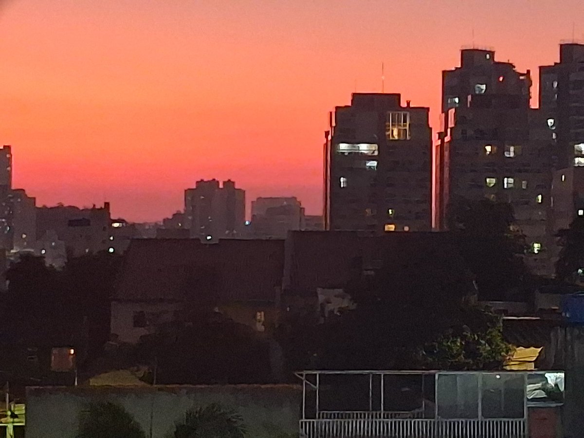 Rose_Bella's tweet photo. @sweet_lady_jane Aqui Tb, tenho umas 837383 fotos de por do sol no celular hahahaha https://t.co/y0M2R6N0J2