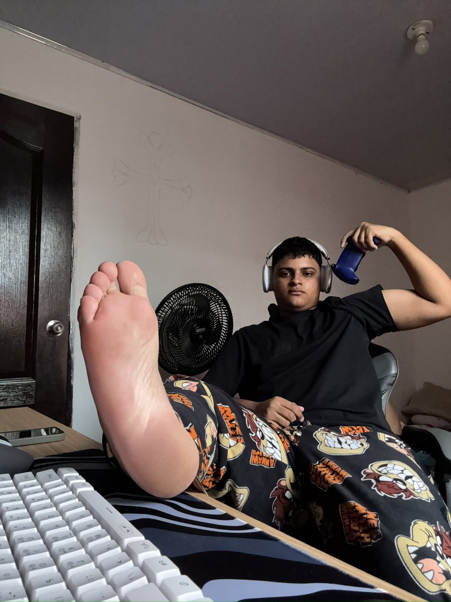 God_masterluis's tweet photo. I’m here playing on my console waiting for you pig, so you can come and leave all your money in my dm, it’s the beginning of the month and my soles deserve it !!, 🧎 it will be a privilege for you to serve this great master!!!
@rt_feet @MASTERS_PROMOS

#Findom #Cashmaster #ATM https://t.co/eGCRLXoIuG