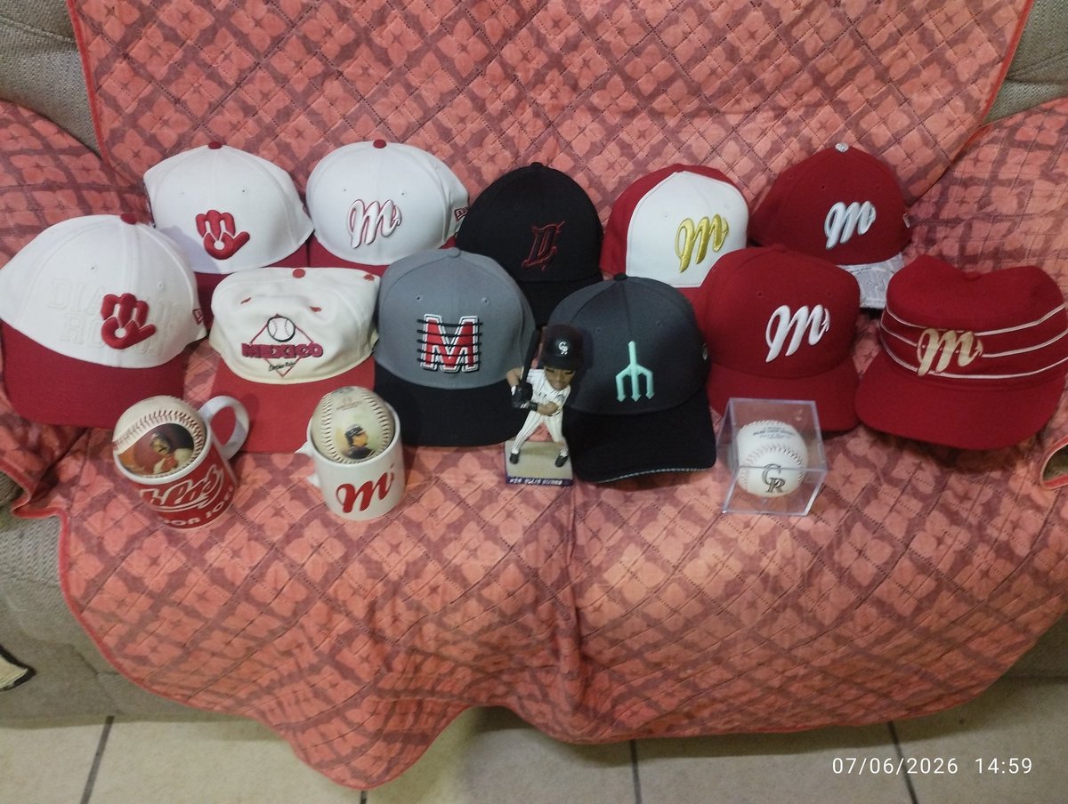 jollas28's tweet photo. #lacasadelbeisbol mi colección de gorras de los diablos, mas dos artículos de colorado https://t.co/VIYJpSZlBp