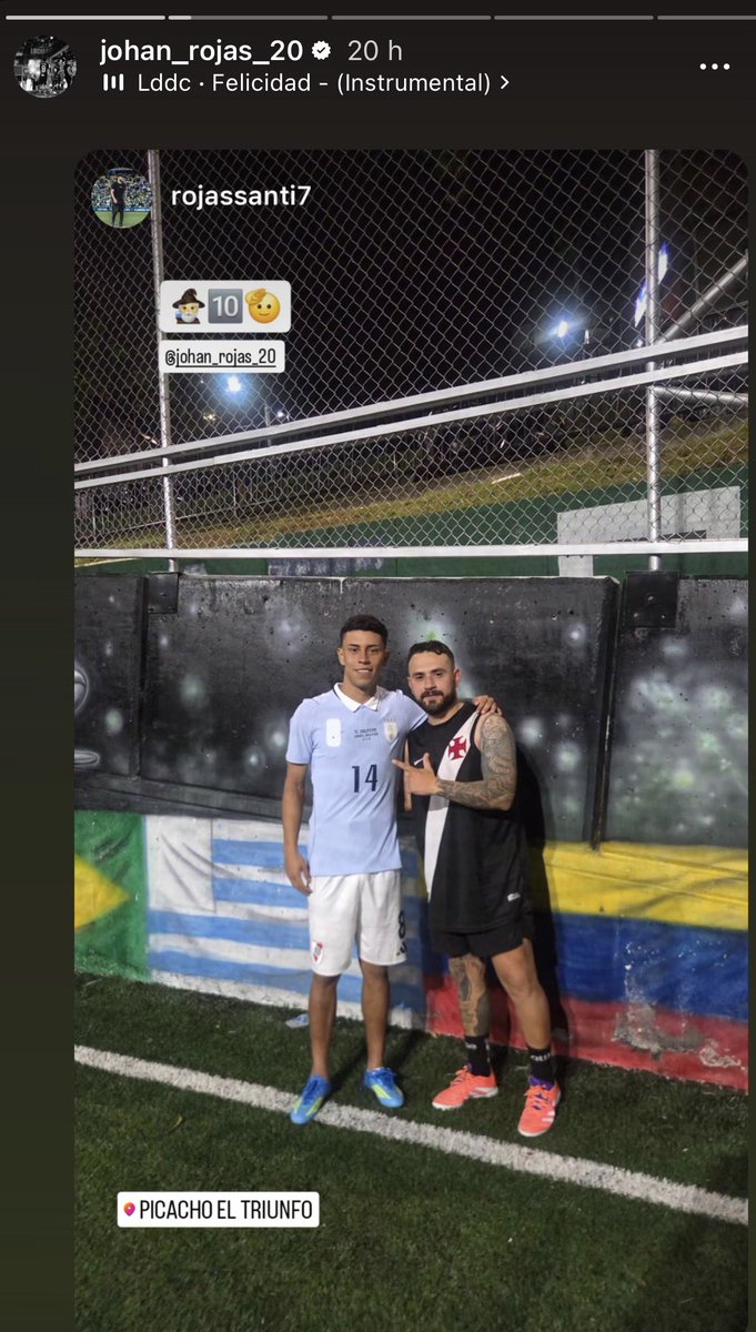 EstagiarioVasco's tweet photo. Da onde saiu essa regata da Nike que o amigo do Rojas tá usando ???

Tô achando que ele mandou cortar uma camisa oficial… https://t.co/5oYGv20D8C