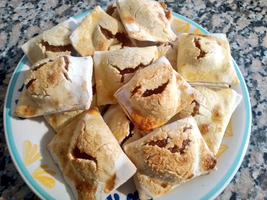 mercemza's tweet photo. Merienda, tenía masa casera de empanadas que hice el 25 de mayo y habia freezado; descongelé, estiré  y me hice estos mini paquetitos rellenos de membrillo y arriba pincelados con huevo y azúcar. Se abrieron arriba pero están mundiales 😋😋😋🧉🧉🧉 https://t.co/XgwQvWMe2r