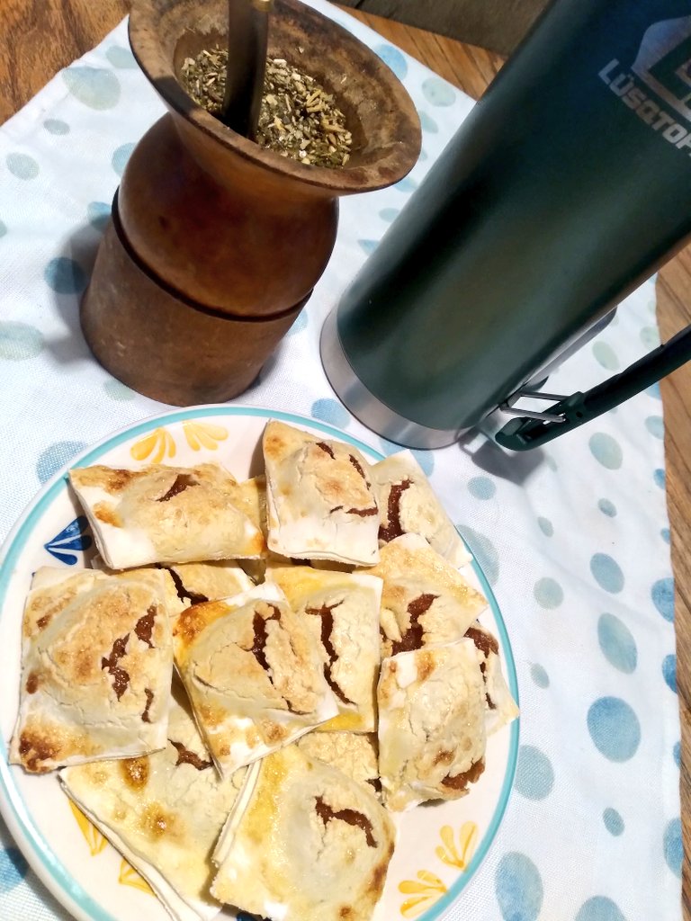 mercemza's tweet photo. Merienda, tenía masa casera de empanadas que hice el 25 de mayo y habia freezado; descongelé, estiré  y me hice estos mini paquetitos rellenos de membrillo y arriba pincelados con huevo y azúcar. Se abrieron arriba pero están mundiales 😋😋😋🧉🧉🧉 https://t.co/XgwQvWMe2r