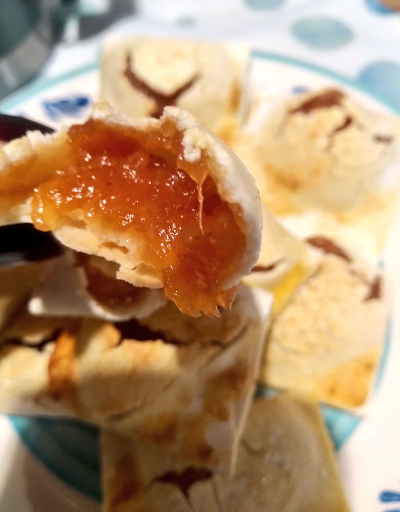 mercemza's tweet photo. Merienda, tenía masa casera de empanadas que hice el 25 de mayo y habia freezado; descongelé, estiré  y me hice estos mini paquetitos rellenos de membrillo y arriba pincelados con huevo y azúcar. Se abrieron arriba pero están mundiales 😋😋😋🧉🧉🧉 https://t.co/XgwQvWMe2r