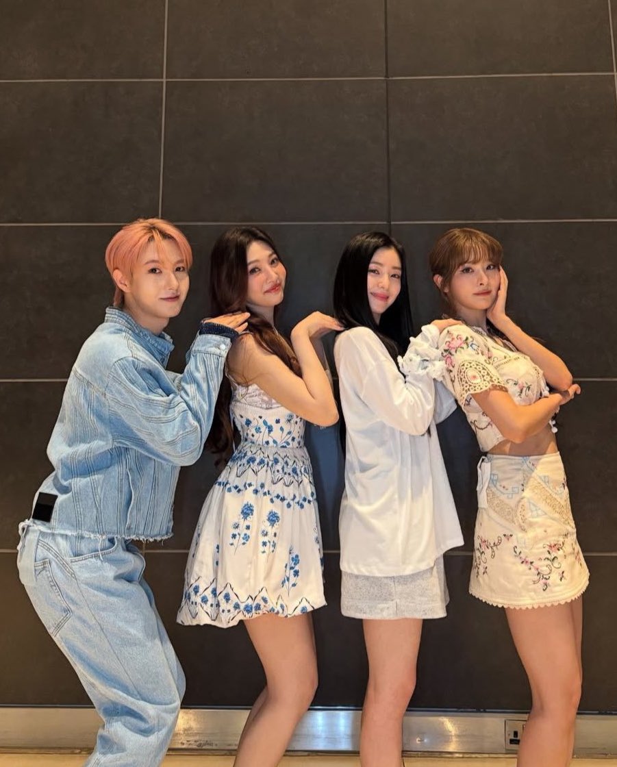 revenator329's tweet photo. this pic gets me every time because irene's the only one standing straight while the other three were bending down to match her height 😭😭😭 https://t.co/8AuNwDSoGN