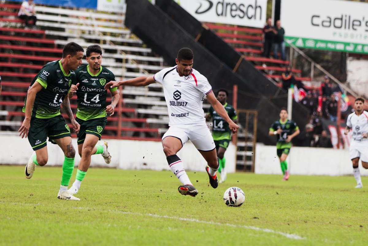 rodrigoblog's tweet photo. O Joinville está eliminado da Série D.
Time podia perder por até um gol do São Luiz de Ijuí que estaria na segunda fase. Perdeu de 3 a 1 e está fora. https://t.co/tHfwGBwXDh