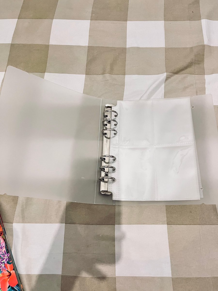 sanghace's tweet photo. wts binder transparan A5 4p w 10 lembar sleeve, ada minus karat dikit nanti dibersihkan 40k inc. pack https://t.co/1qZ9IlasEP