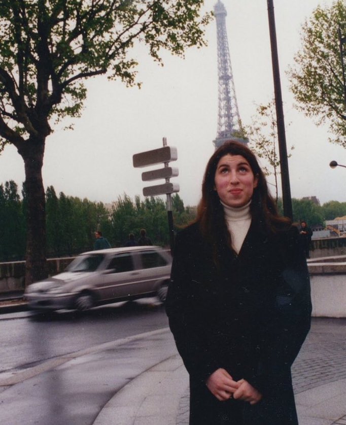 OldInternetFeel's tweet photo. amy winehouse in paris, 1998 https://t.co/UMreUlGtli