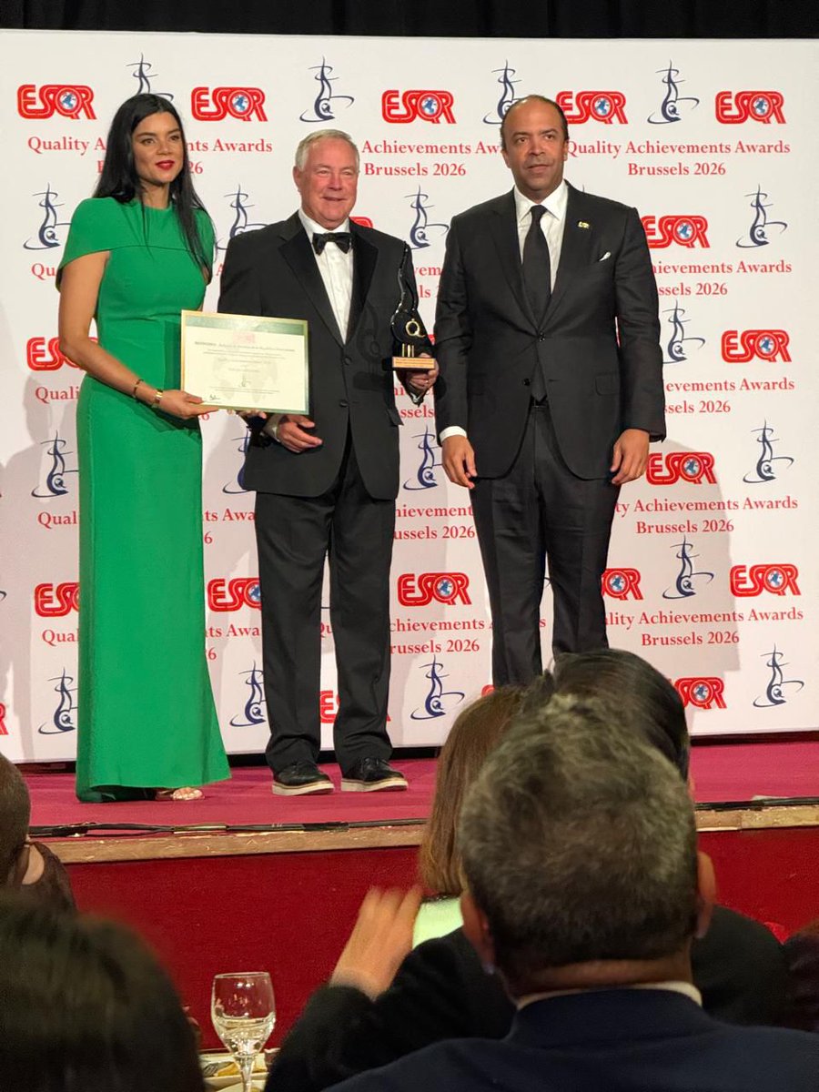 julianjorge5's tweet photo. Bruselas, Bélgica. – La Refinería Dominicana de Petróleo (REFIDOMSA) fue distinguida conel Quality Achievements  Award 2026, un reconocimiento internacional otorgado por la
European Society for Quality Research (ESQR), en reconocimiento a su compromiso con la
calidad, la excelencia en la gestión y el desempeño institucional.

El reconocimiento fue entregado durante la Convención Internacional ESQR 2026, celebrada en Bruselas, Bélgica, un encuentro que reunió a empresas, instituciones públicas y organizaciones de Europa, Asia, América, África y Australia para compartir experiencias y
destacar las mejores prácticas en gestión, calidad y desempeño organizacional. Samuel Pereyra, presidente de REFIDOMSA, recibió el galardón en representación de la
empresa y destacó que este reconocimiento constituye una validación del trabajo que viene
realizando la institución para fortalecer la eficiencia, la transparencia y la mejora continua en
todos sus procesos.
“Lo recibimos como una validación de un principio que guía nuestro trabajo: la calidad no es un discurso, es un resultado medible”, expresó Pereyra durante su intervención ante
representantes empresariales, académicos, diplomáticos y expertos internacionales presentes en
la convención.