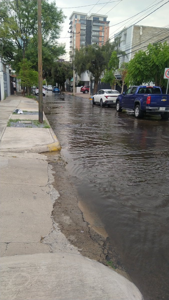 pelonanonimo's tweet photo. De Nueva cuenta y como ya es costumbre, un río de aguas negras inunda la colonia jardines de los arcos, aguas que vienen de algún punto cerca al cruce de Santo Santiago y San Gilberto. 

Sin esperanzas de que @ZapopanGob o @siapagdl haga algo, algún día.
@Trafico_ZMG @Notisistema https://t.co/D6wrAD2W3Z