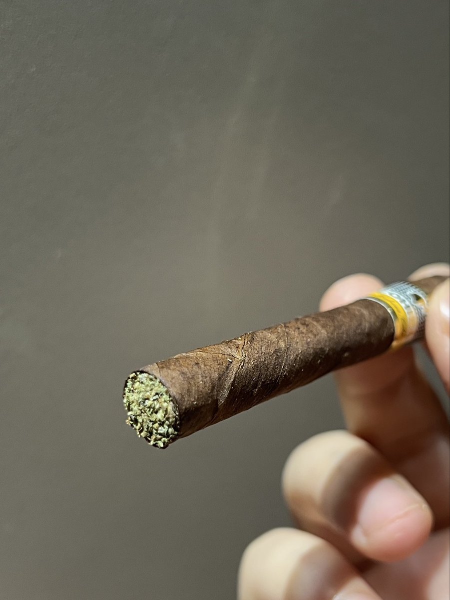 Lucky420GG's tweet photo. mini雪茄留下茄衣🍃🍃 https://t.co/fHUPkCHAss