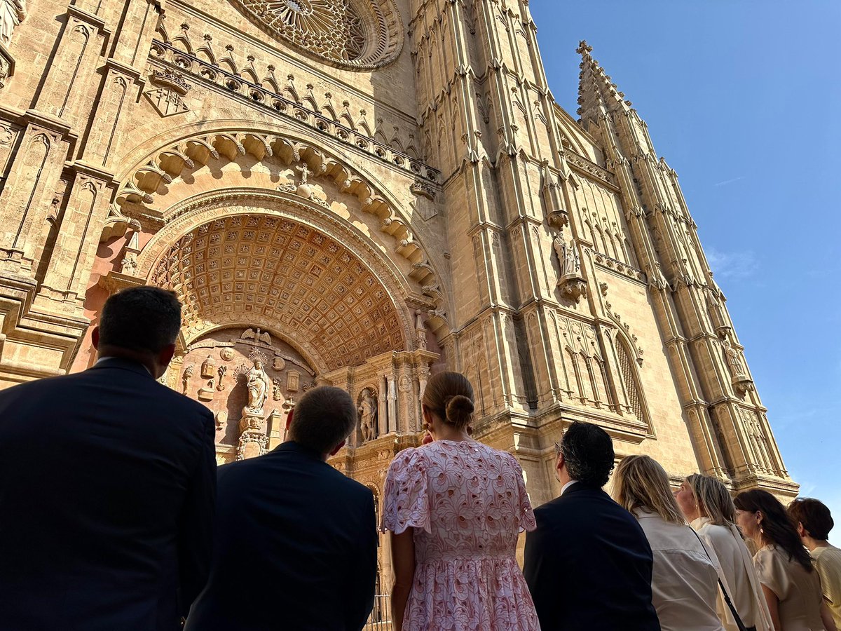 PPdeMallorca's tweet photo. 💐 La Seu, el Joch de Ministrils i la processó del Corpus.

Una combinació única que ens ha permès gaudir d’una de les estampes més belles i tradicionals de Palma.

Des del Palau Reial hem compartit una celebració que uneix patrimoni, cultura i història en un entorn incomparable. 💙
