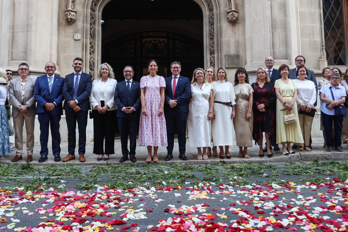 PPdeMallorca's tweet photo. 💐 La Seu, el Joch de Ministrils i la processó del Corpus.

Una combinació única que ens ha permès gaudir d’una de les estampes més belles i tradicionals de Palma.

Des del Palau Reial hem compartit una celebració que uneix patrimoni, cultura i història en un entorn incomparable. 💙