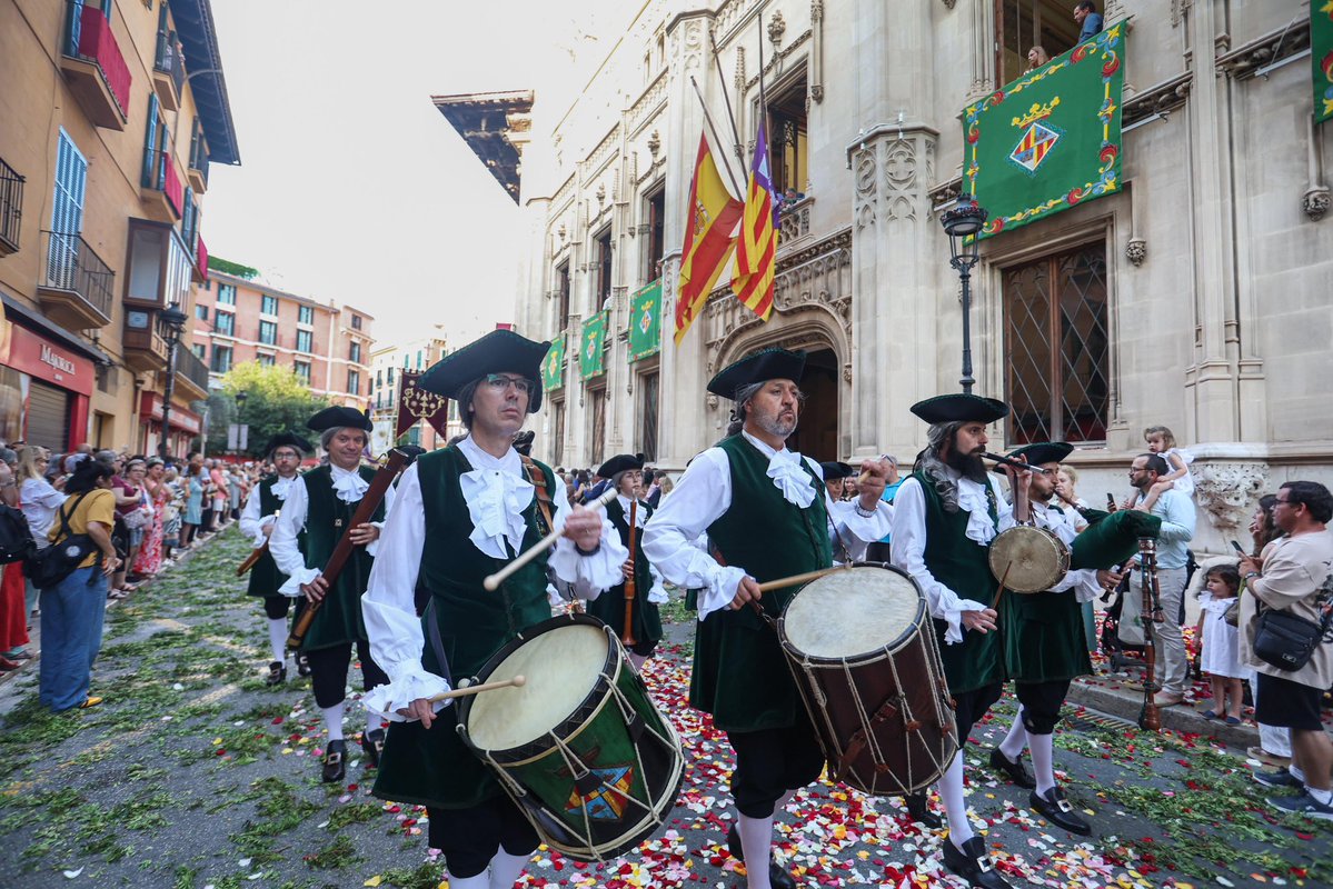 PPdeMallorca's tweet photo. 💐 La Seu, el Joch de Ministrils i la processó del Corpus.

Una combinació única que ens ha permès gaudir d’una de les estampes més belles i tradicionals de Palma.

Des del Palau Reial hem compartit una celebració que uneix patrimoni, cultura i història en un entorn incomparable. 💙
