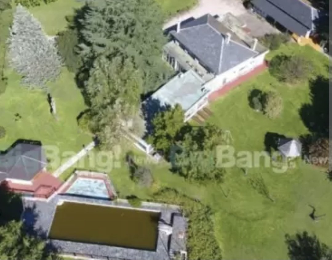 Argenpoirot's tweet photo. 🚨 El Indio Solari estuvo 12hs en su pileta sin vida porque nadie lo podía ver ahí dentro. Era una piscina de agua natural del Río de la Plata. https://t.co/i3xgNagGxa