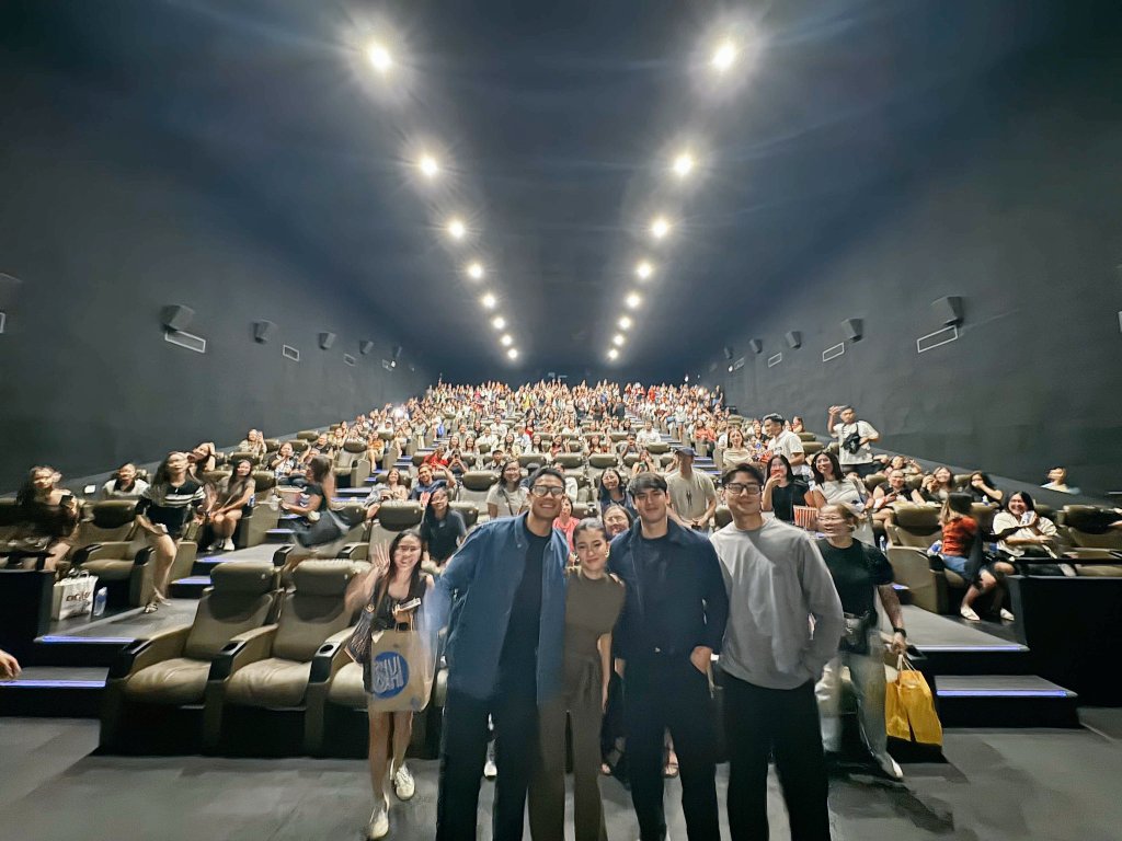 irishmaecv's tweet photo. Been a week since mapanood ko ung #TayoSaWakas at unexpectedly nakita pa namn sila kasi binisita nila ung cinema namin which happened to be sold out. They came from a block screening sa kabilang cinema. Ang saya lang. Dpa rin ako makausad, sa kanila at sa movie 🥹

#TSW
#DonBelle https://t.co/3EAp9Z4ow3