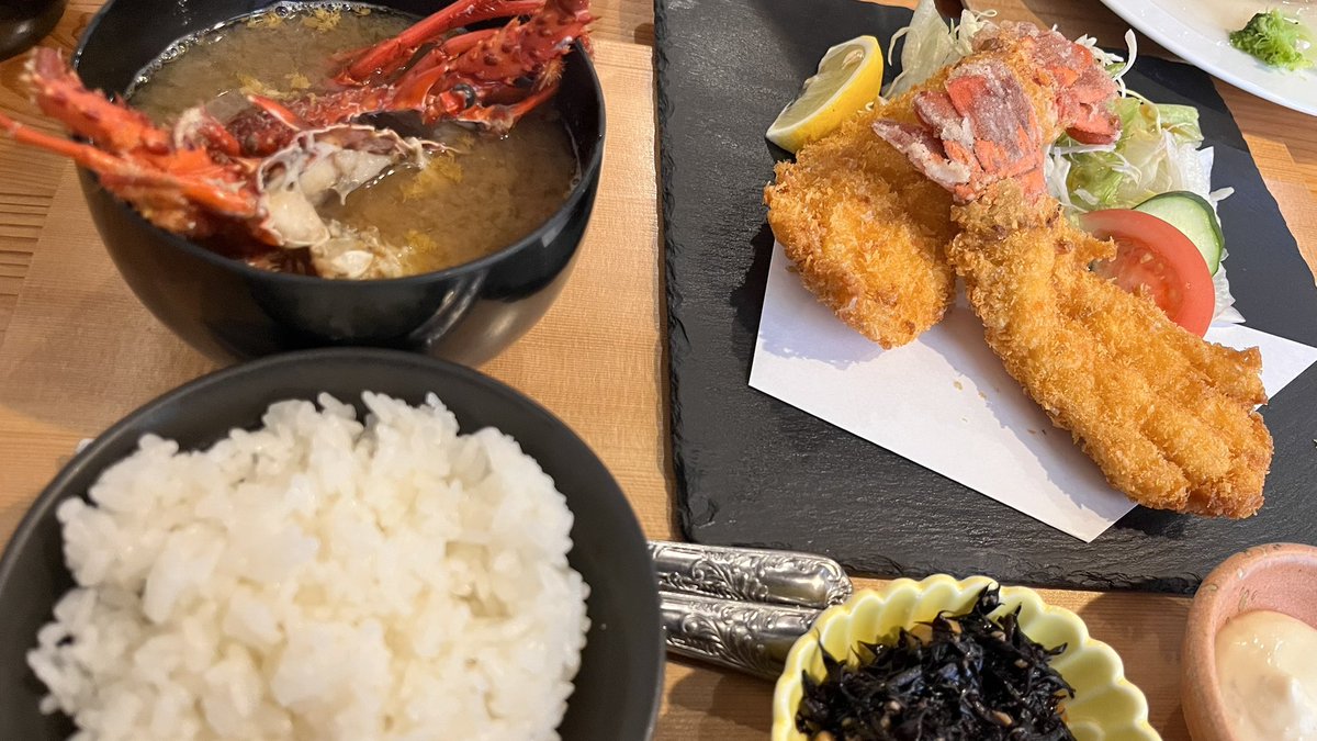 Namiheinc's tweet photo. おはようございます！

お伊勢参りの途中にて、せっかくの機会なのでと伊勢海老定食をいただきました🦐

こんな海老フライ初めて🥳
味噌汁含めて食べ応えがありすぎます🙌🏻
#おは戦80608jg🌛 https://t.co/IP0tByPXu9