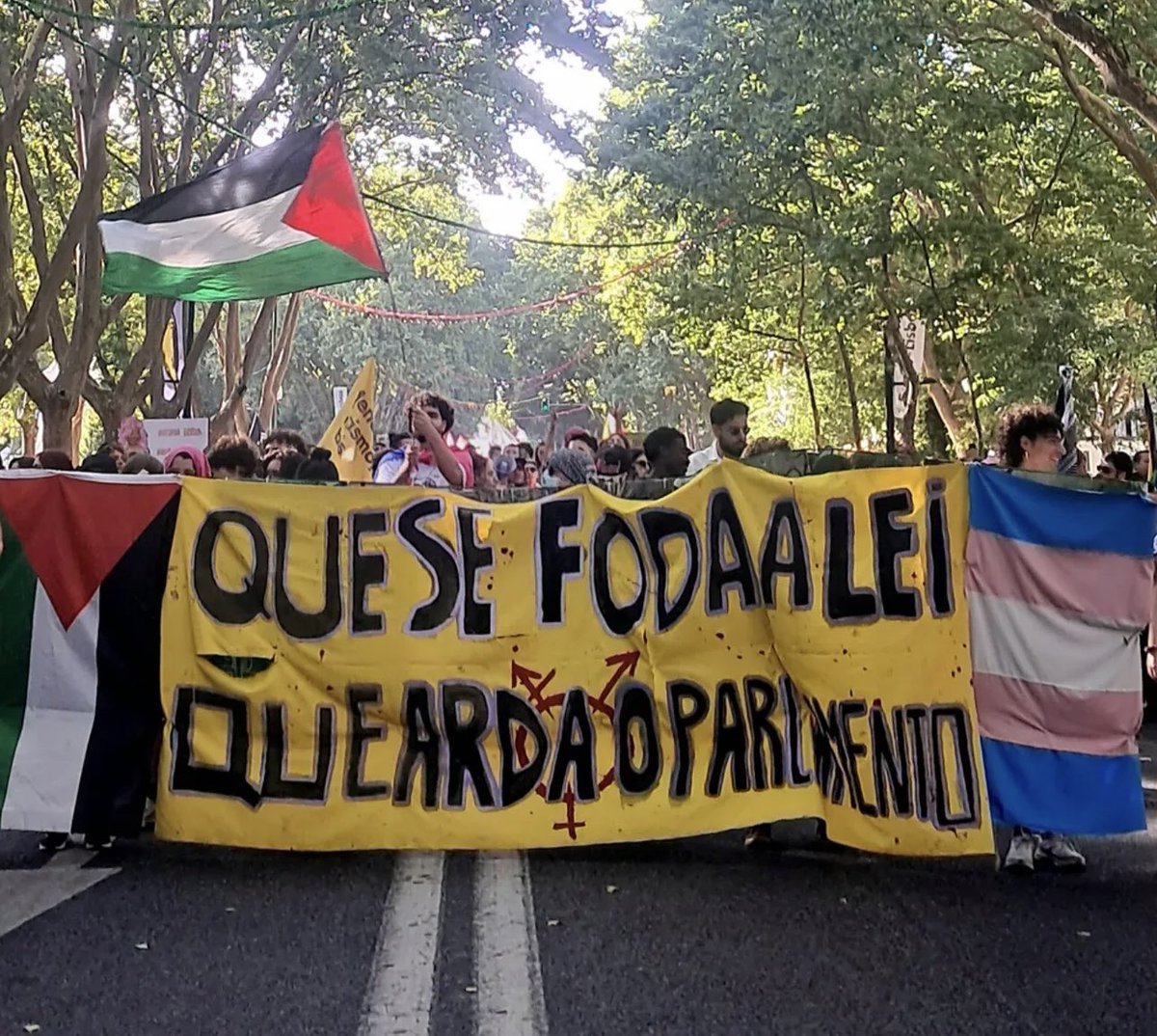DesignError's tweet photo. @SICNoticias "Educação sexual" dada por estes energúmenos, certo? https://t.co/WJ1ES7Os0z