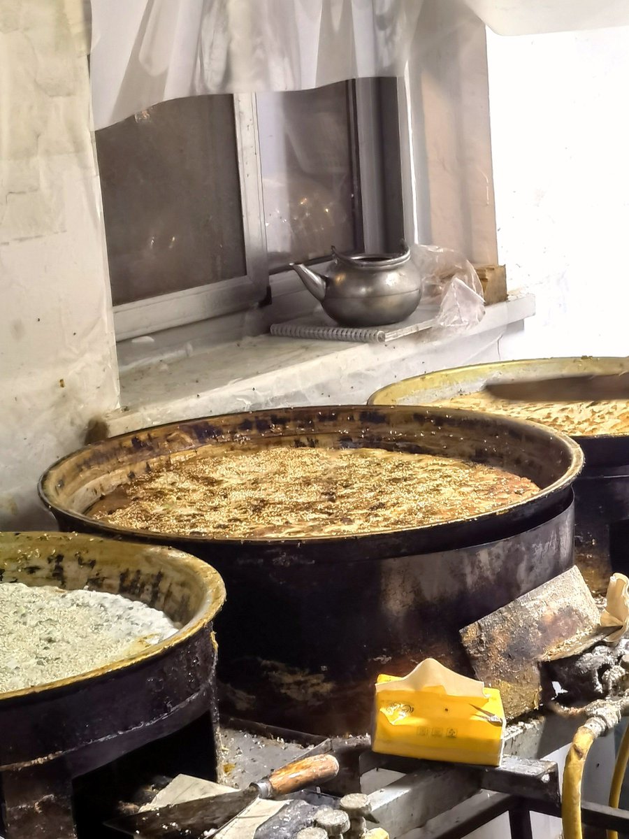 WavyMoods's tweet photo. Craving a late-night snack This crispy Chinese scallion pancake is crispy on the edges, fluffy inside, and dripping with savory oil—only ￥5 from the street stall down the block! , https://t.co/ylsuioMUSf