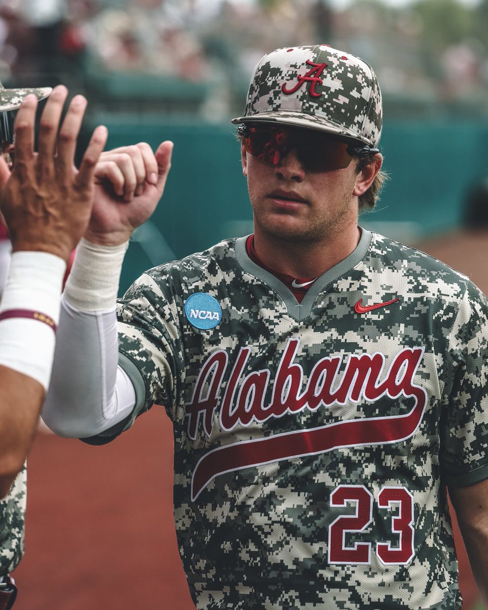 NCAABaseball's tweet photo. Feeling good in Tuscaloosa 💪

#RoadToOmaha x 📸 @AlabamaBSB https://t.co/w8x1MWeALC