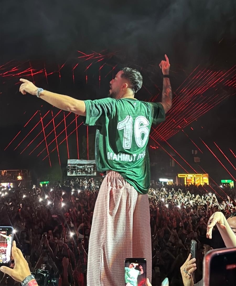 bsmedya's tweet photo. Bugün İstanbul'da binlerce kişiye unutulmaz bir gece yaşatan Mahmut Orhan, sahneye Bursaspor formasıyla çıktı.

Türkiye'nin ve dünyanın dört bir yanında verdiği konserlerde Bursaspor'u gururla temsil eden Mahmut Orhan, yeşil beyaz sevdaya desteğini her fırsatta göstermeye devam ediyor.

Bursaspor'u unutmayan, her sahnede kulübümüzü taşıyan Mahmut Orhan'a teşekkürler.