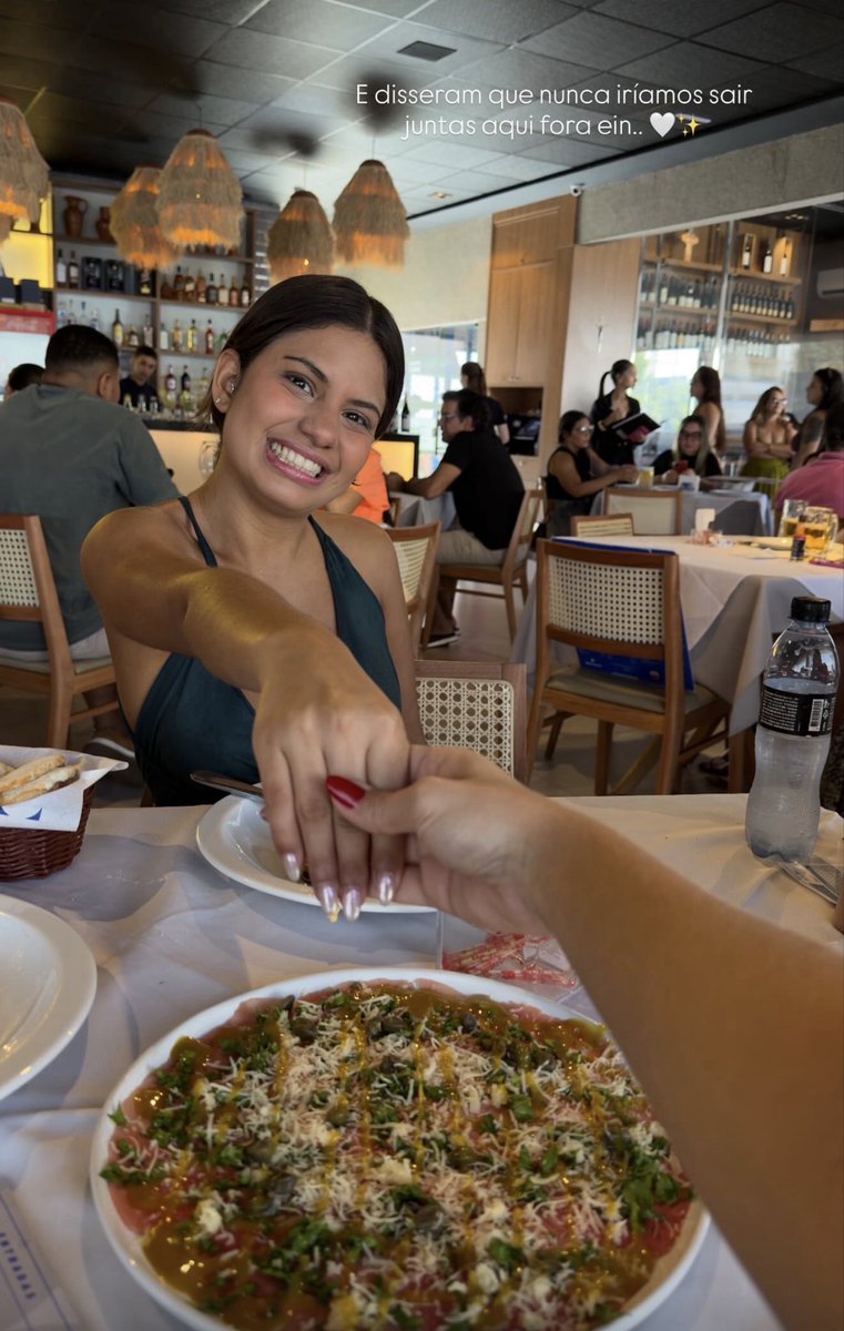 Nadybbb's tweet photo. 🍽️😂 @Jordanarmorais e @gabisaporito em almoço… agora a pergunta é: saiu mais comida ou mais fofoca? https://t.co/n3MtVOZMaE