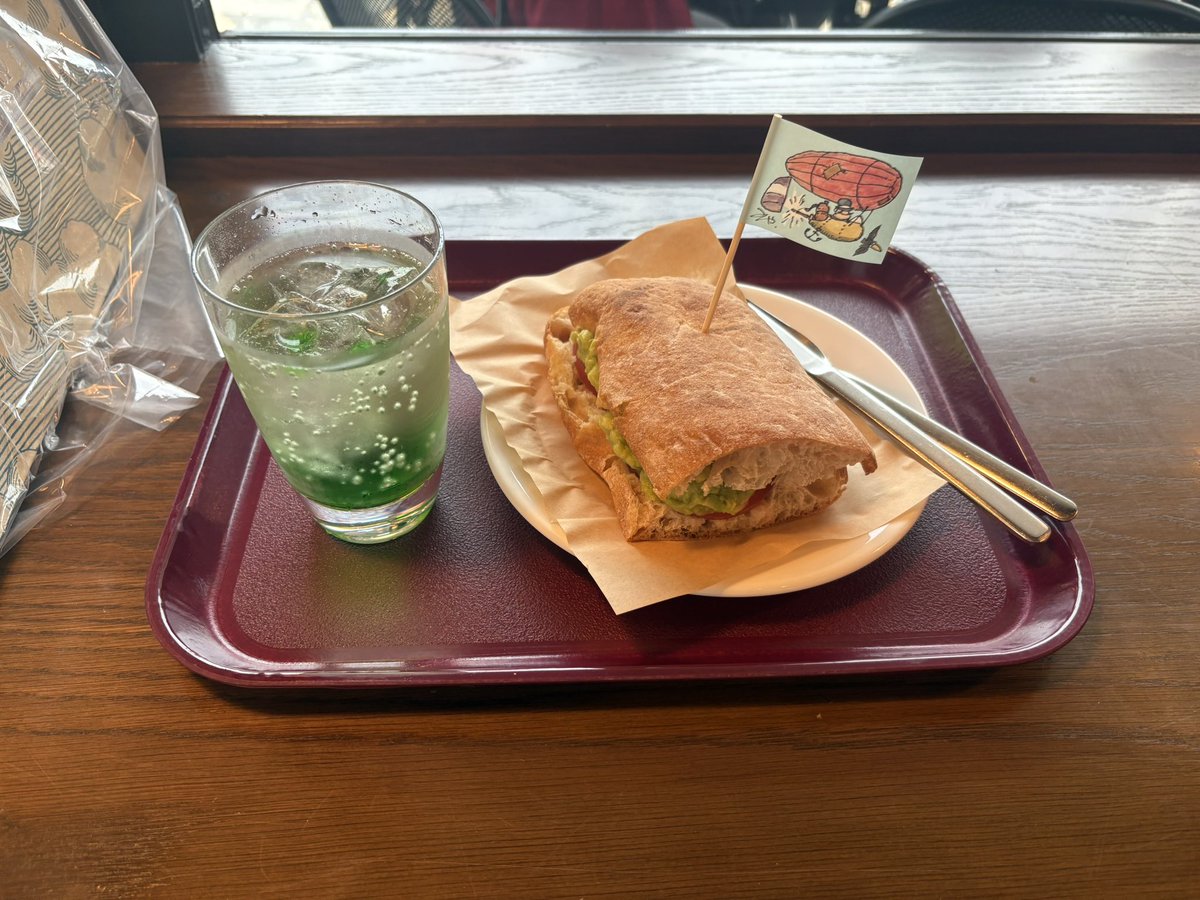 own3ou's tweet photo. ジブリパークに行ってきました。
なんと！　今回はぼっちではありませんでした！
カオナシと写真撮れたし、大陸横断飛行カフェとグーチョキパン屋にも行けた🥐
途中から雨降ってきたけど、ちょうどいい気温で楽しく過ごせました😊 https://t.co/HVxCfVBU4L