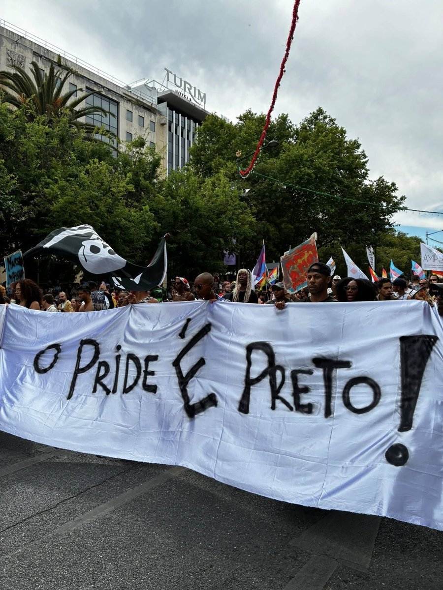 DesignError's tweet photo. @SICNoticias "Educação sexual" dada por estes energúmenos, certo? https://t.co/WJ1ES7Os0z