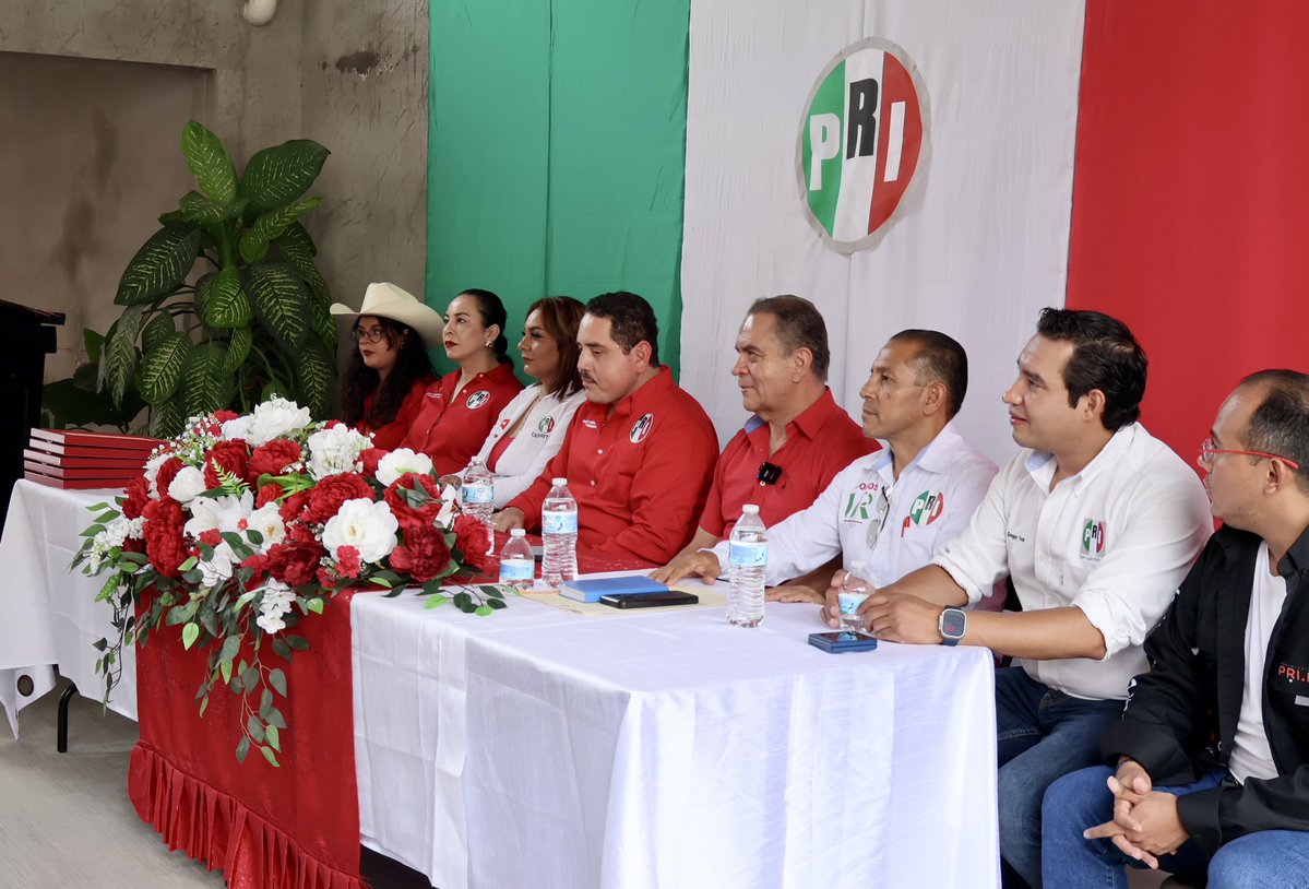 PRI_SLP's tweet photo. 🎉 Desde el PRI San Luis Potosí felicitamos a Ulianov Sergufrievich Montoya Gallegos por asumir la presidencia, así como a nuestra secretaria, Crystal Sánchez Reyes, por rendir protesta junto a la estructura del Comité Municipal de Cerritos. 

Les deseamos mucho éxito en esta nueva etapa de trabajo y compromiso a favor de la ciudadanía. 

¡Enhorabuena! 👏✨

@PRI_Nacional 
@alitomorenoc 
@sara_rochaslp 

#AmorPorSanLuis